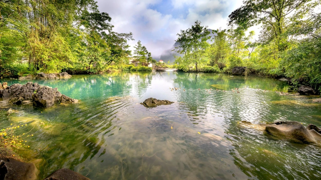 Lago di fondovalle per pesca alla trota con lanci lunghi